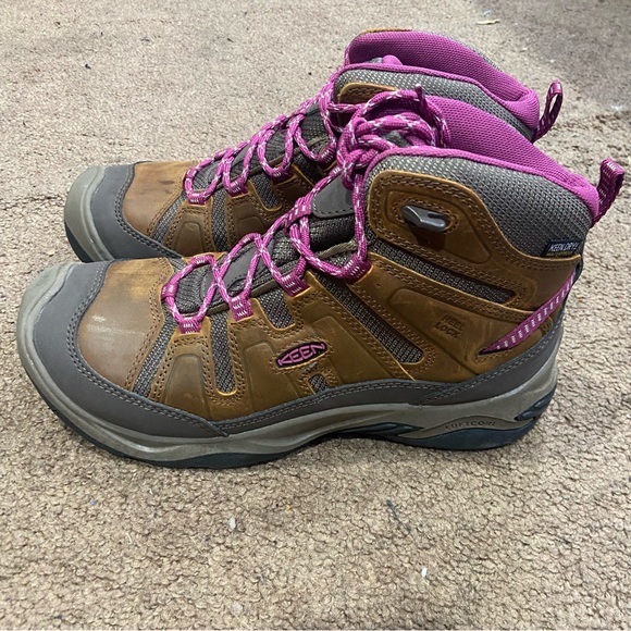 KEEN® Women's 8.5 Circadia™ MID Waterproof Hiking Boot in Syrup/Boysenberry - Picture 2 of 6